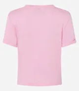 Blusa básica de cuello redondo y manga corta con detalle de dobladillo plegado. Confeccionada en tejido de viscosa con spandex, ofrece un ajuste cómodo y versátil.