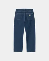Pantalón de denim azul oscuro con corte holgado, bolsillos traseros y etiqueta de la marca en el bolsillo derecho.