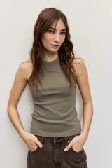 Musculosa blanca de tejido acanalado con cuello redondo y diseño ajustado.