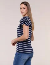 Remera de silueta al cuerpo confeccionada en género de punto elastizado con fina textura acanalada, con diseño de rayas y volantes en las mangas.