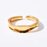 Anillo dorado con forma irregular y abertura frontal.
