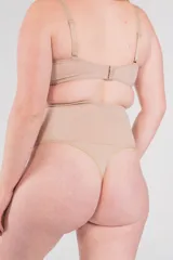 Colaless de tiro alto color piel, confeccionada en lycra con faja abdominal de lycra reforzada y contención media.