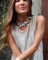 Gargantilla hecha a mano con técnica de bordado en alambre, con nácar, perlas, canutillos y acero quirúrgico.