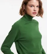 Blusa básica de punto marca Blue Steel, con cuello alto y manga larga. Confeccionada en tejido de punto recto con textura suave y cómoda.