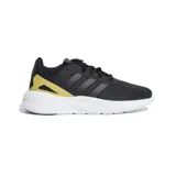 Championes Adidas Nebzed Cloudfoam, color negro con detalles en gris y dorado, con las tres tiras características de la marca en los laterales y suela blanca con tecnología Cloudfoam.