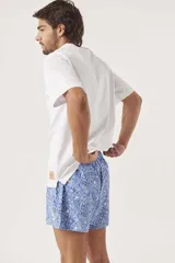 Remera blanca de manga corta y cuello redondo, corte holgado.