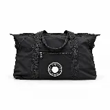 Bolso de viaje Peach amplio y funcional de color negro, confeccionado en material liviano y resistente. Cuenta con cierre superior, bolsillo frontal con cierre, asas reforzadas y detalle de logo circular de la marca en el frente.