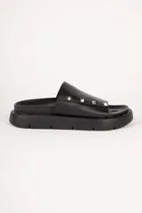 Sandalias negras de tira ancha en símil cuero con apliques de tachas y plataforma de 4cm de alto.