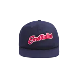 Gorra de béisbol Eme Studios de color azul marino, con visera plana y bordado frontal en relieve con texto en rojo y contorno blanco.
