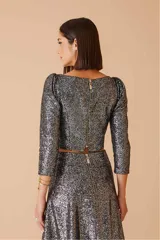 Falda midi plateada cubierta de lentejuelas.