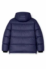 Campera puffer con capucha, color gris oscuro, con cierre frontal y botones a presión. Cuenta con dos bolsillos superiores con solapa y dos bolsillos inferiores amplios con solapa, además de puños elásticos.