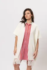 Vestido corto sin mangas de silueta acampanada, con cuello cerrado y diseño de rayas verticales rojas y blancas.