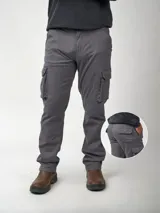 Pantalón cargo negro de corte recto, confeccionado en gabardina de algodón y lycra. Cuenta con bolsillos laterales, bolsillos plastrón con fuelle, botón y solapa a media pierna, bolsillos ojal con botón y solapa en la parte trasera, y refuerzo con doble tela en la entrepierna trasera.