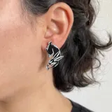 Par de aros plateados con forma de conejo.