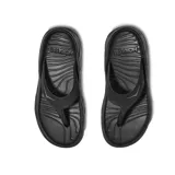 Ojota de recuperación Hoka Ora Recovery Flip, color negro, con tiras anchas y suela gruesa con relieve.