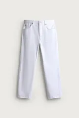 Jeans straight fit de corte recto confeccionados en denim de algodón blanco, con tiro medio y diseño de cinco bolsillos. Colección especial Aaron Levine x Zara.