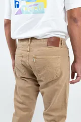 Pantalón color camel con corte de jean clásico y fit relajado.