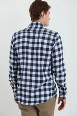 Camisa de viyela de algodón a cuadros color azul, blanco y naranja, de manga larga con dos bolsillos con tapa al frente.