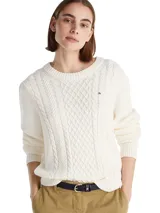 Sweater de punto color blanco roto, con cuello redondo y tejido de trenzas en el frente. Presenta un pequeño logo bordado en el pecho.