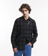 Camisa masculina de franela con estampado de cuadros, corte relaxed, cuello inglés, mangas largas y botones matizados.