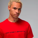 Camiseta roja de algodón con cuello redondo y logo "Jordan Sport" estampado en el pecho.