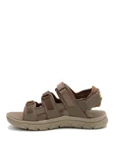Sandalias Caterpillar modelo Cadent para hombre, color marrón, fabricadas con capellada de cuero y textil con detalles de nailon. Cuentan con múltiples tiras ajustables con velcro, plantilla de espuma EVA y suela de goma con ranuras para mayor tracción.