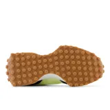 Championes New Balance 327 de dama, con capellada de gamuza y nylon color amarillo lima, superposiciones en negro y logo "N" en blanco.