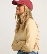 Suéter regular confeccionado en punto leve y con sisa raglán.