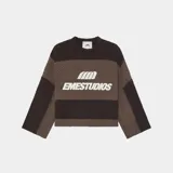 Sueter de punto de Eme Studios con diseño de rayas horizontales en tonos marrón y tostado, cuello redondo, mangas largas y logo bordado en el pecho.