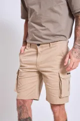 Bermuda color beige con bolsillos cargo laterales.