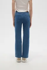 Pantalon de jean gris de corte recto y tiro alto, con cierre frontal y bolsillos laterales.