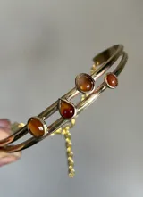 Gargantilla doble con cadena de bronce o alpaca y dije con cuatro piedras de colores.