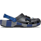 Zuecos Crocs de color negro con tira trasera azul y suela decorada con un patrón de rayas grises y azules. Incluye dijes Jibbitz temáticos de la casa Ravenclaw en el empeine.