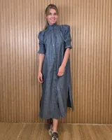 Vestido midi marrón con textura sutil, cuello alto fruncido, cierre frontal con botones y mangas cortas abullonadas con elástico.