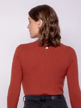 Polera color amarillo claro de tejido de punto con cuello alto y mangas largas.