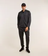 Pantalón deportivo gris oscuro con cintura elástica, bolsillos con cremallera, textura y estampa lettering.