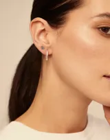 Aro piercing dorado con forma de mano de Fátima.