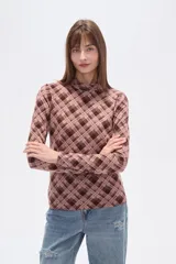 Remera de manga larga con cuello alto, confeccionada en tejido de viscosa y elastano con estampado a cuadros en tonos azul, gris y negro.