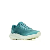 Championes de trail running Merrell modelo Antora 4, color turquesa con suela blanca. Diseño técnico con malla transpirable, refuerzos laterales y logo de la marca en el talón.