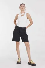 Bermuda de jean negra de tiro alto.