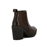 Bota tipo Chelsea de cuero negro con paneles elásticos laterales, taco cuadrado y suela con plataforma dentada.