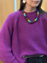 Collar corto con cuentas de madera, acrílico y cristales en tonos turquesa, amarillo, marrón y fucsia.
