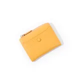 Billetera pequeña color amarillo con textura símil cuero de cocodrilo, cierre con broche a presión y monedero con cierre de cremallera.