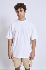 Remera de algodón color verde oliva, corte oversize, con cuello redondo y un pequeño logo bordado en el pecho.