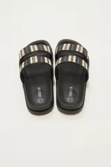 Sandalia tipo slide de color marrón, con doble tira ancha tejida en tonos tierra y negro, y suela anatómica de goma.