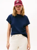 Remera de algodón azul marino con cuello redondo, mangas tipo kimono y detalle de botones dorados decorativos en uno de los hombros.