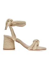 Sandalia de tacón medio color arena, con tiras de soga y ajuste al tobillo con nudo.