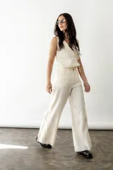 Pantalón de lino crudo, de tiro medio/alto, corte wide leg y elástico en la espalda.