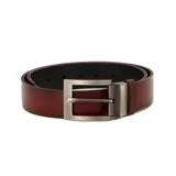 Cinturón reversible de cuero color marrón de un lado y negro del otro, con hebilla metálica plateada.