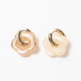 Aros tipo argolla dorada con dije colgante en forma de flor de resina en tonos beige.
